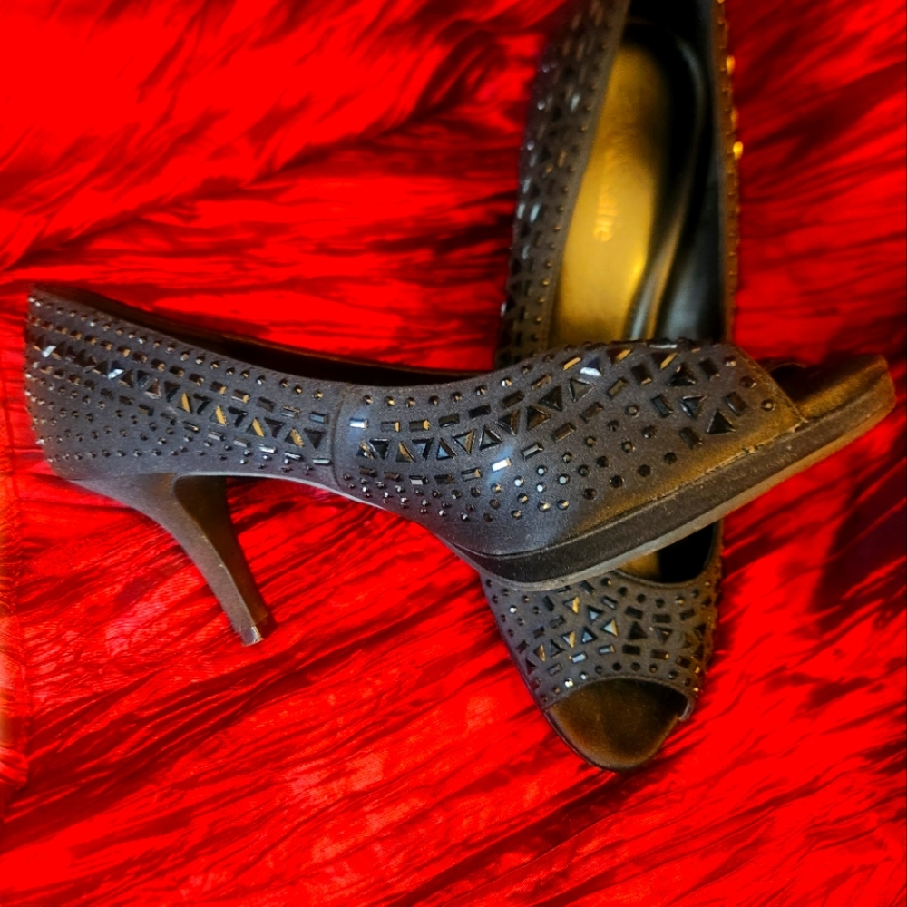 Karen Scott black dress pumps 8.5 Ornate fabric Maralyn Peep Toe Evening Shoes